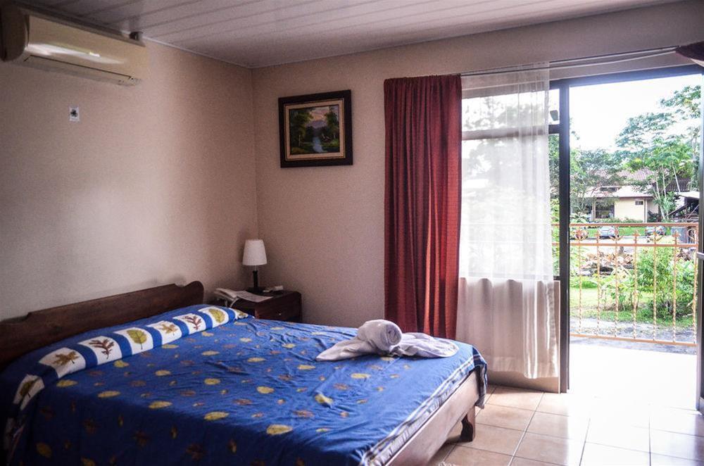 Hotel La Choza Inn La Fortuna Bagian luar foto